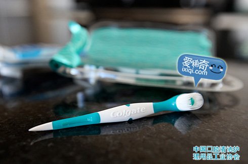 在用WISP刷牙的时候，蓝色小颗粒会释放出薄荷味的漱口水，配合环状软毛，正常情况都能让牙齿得到清洁，并清新口气.jpg