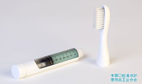 注射器牙刷，每次旅行出差前将牙膏吸入“针筒”，每次使用的时候，把活塞往前挤一点，将牙膏挤出刷头即可使用。.jpg